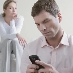 Бывают ли бесплатные программы шпионы для телефона?