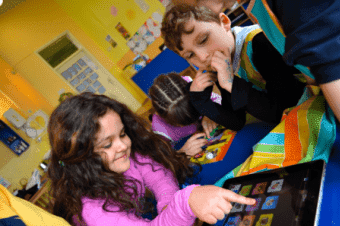 Нужно ли контролировать действия ребенка на планшете