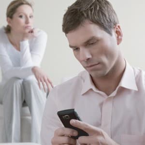 Бывают ли бесплатные программы шпионы для телефона?